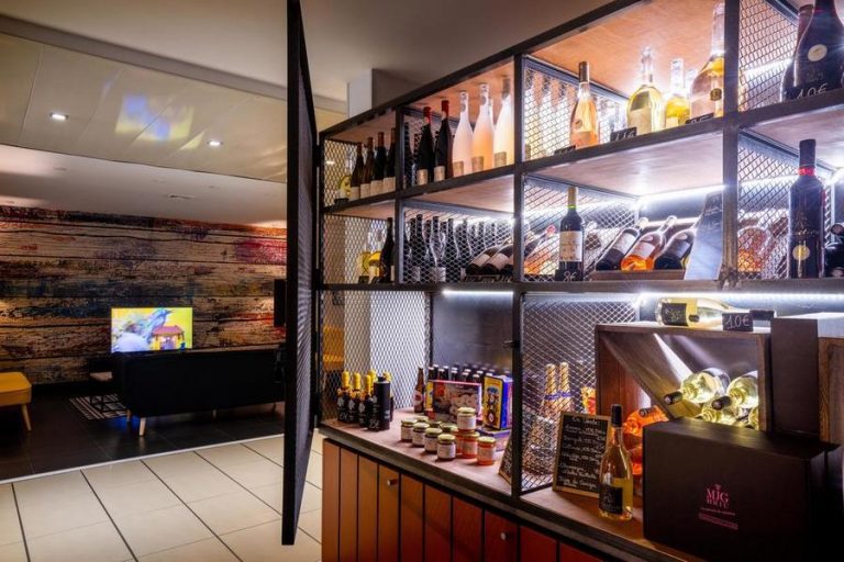 Rayons de vin dans une cave moderne.