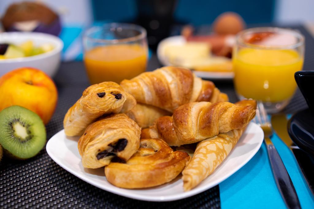 Petit-déjeuner avec croissants et jus d'orange