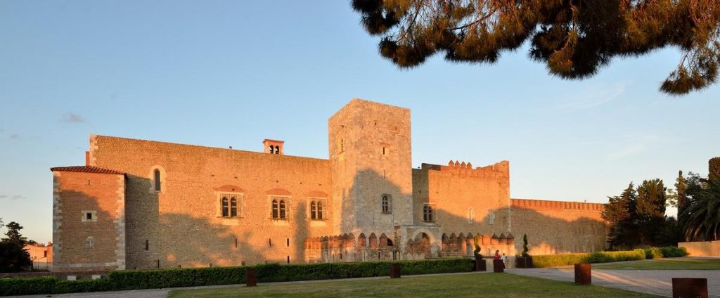 Château médiéval au coucher du soleil
