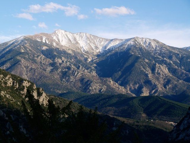 Montagne enneigée sous ciel bleu au printemps.
