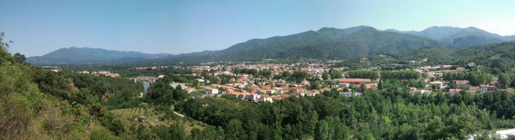 Vue panoramique de Céret et montagnes environnantes.