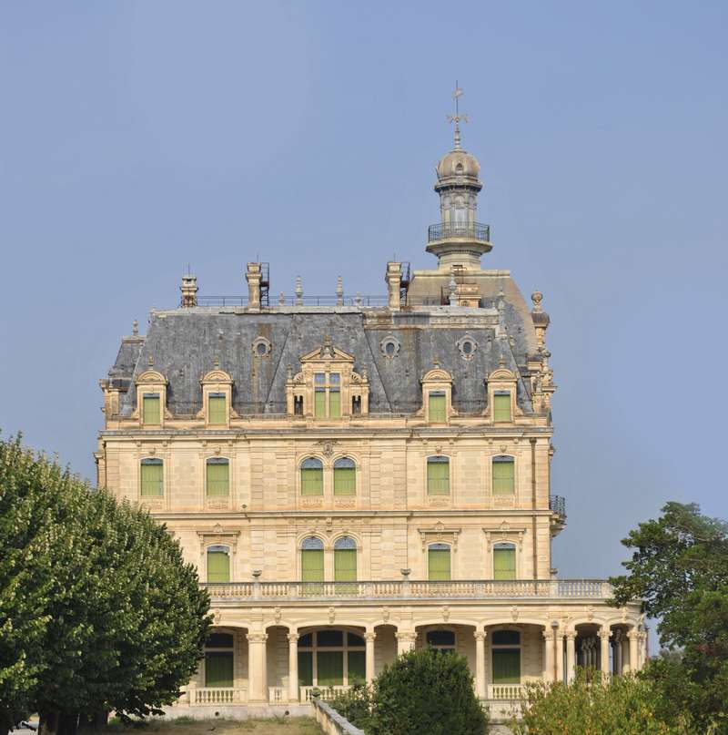 Château historique avec architecture ancienne en pierre.