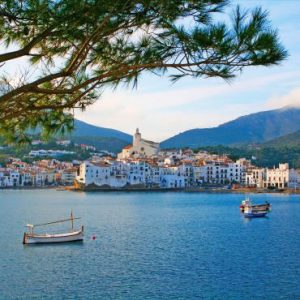 Vue de Cadaqués, mer et bateaux en Espagne.