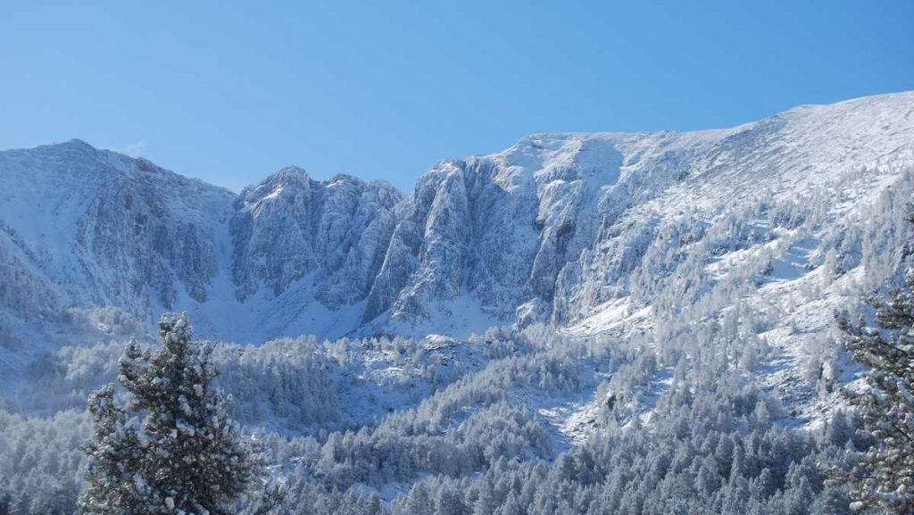 Montagne enneigée sous ciel bleu clair