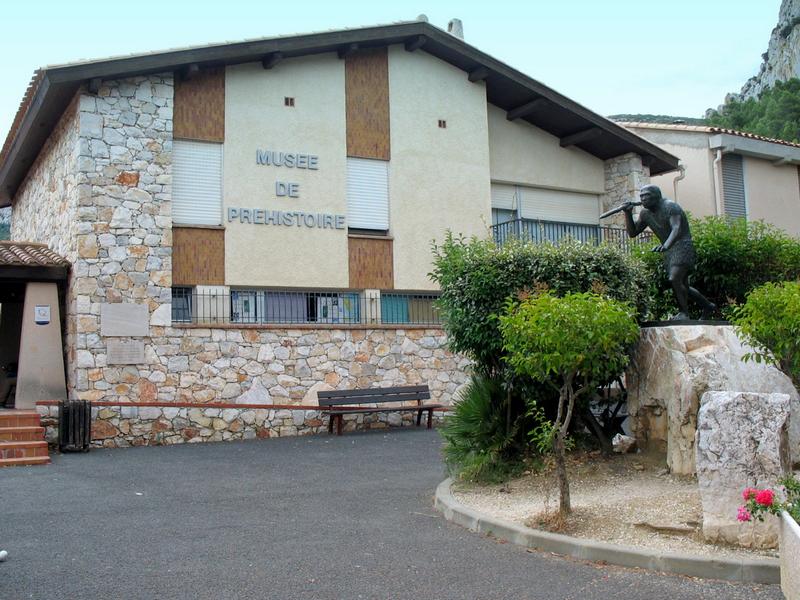 Musée de Préhistoire avec statue extérieure.