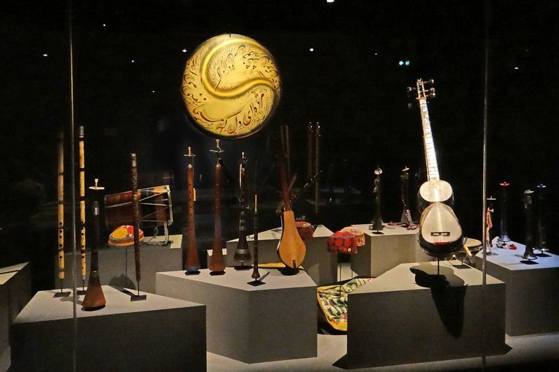 Instruments de musique traditionnels exposés au musée.