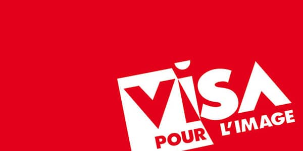 Logo de Visa pour l'Image, fond rouge vif.