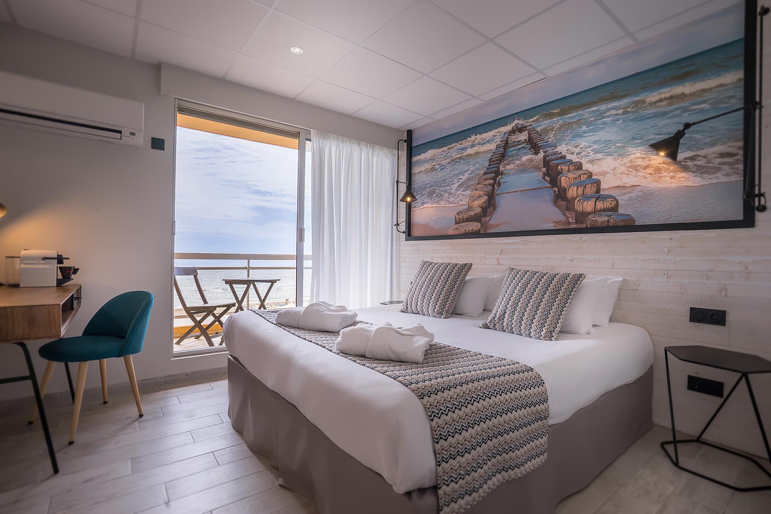 Chambre d'hôtel moderne avec vue sur la mer