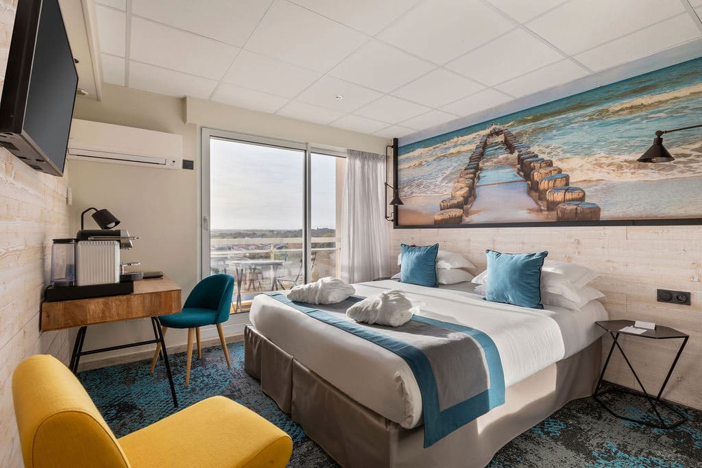 Chambre moderne avec vue mer et décoration élégante.