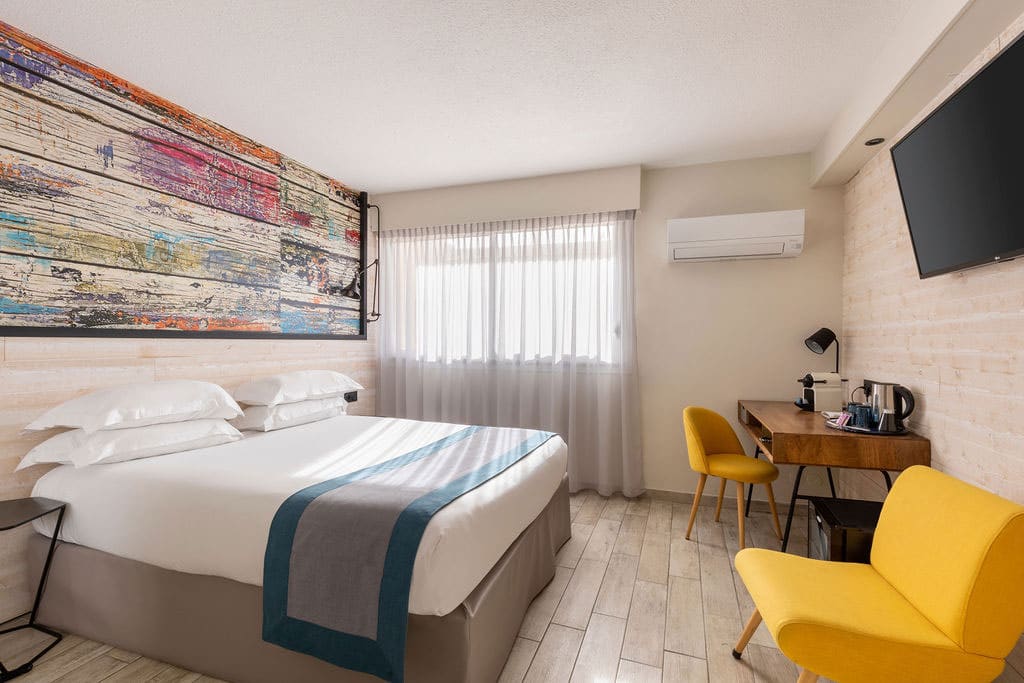 Chambre d'hôtel moderne avec décoration artistique.