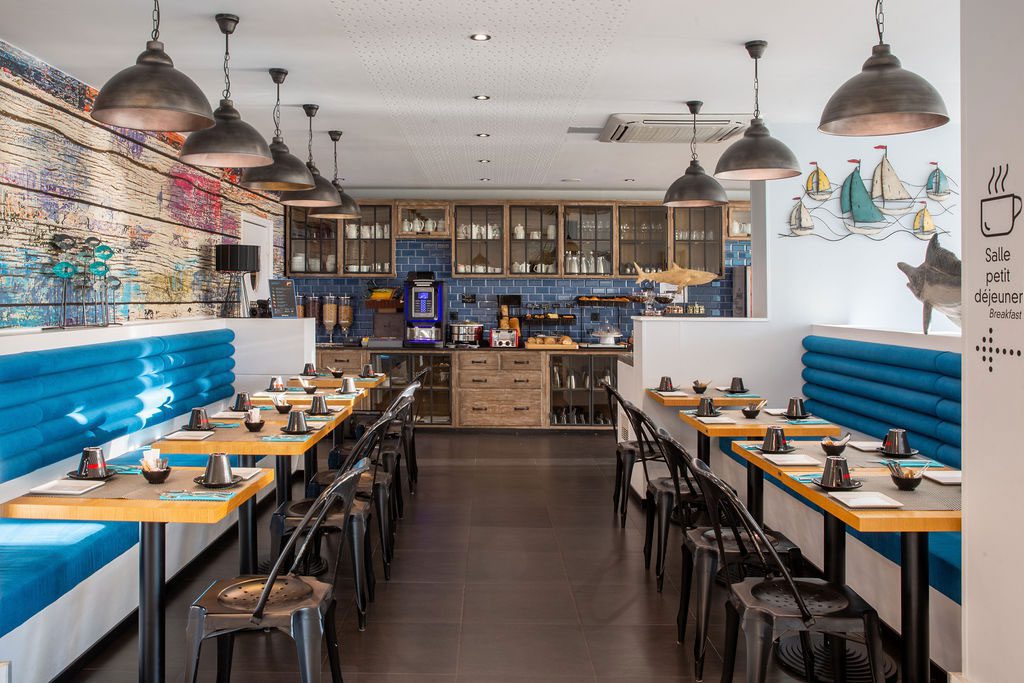 Salle à manger moderne et colorée