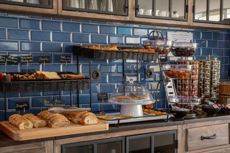 Buffet de petit-déjeuner avec pâtisseries et pain.