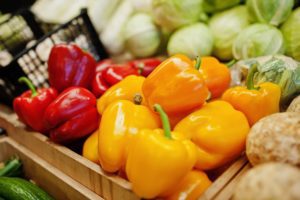Poivrons colorés sur étal de marché.