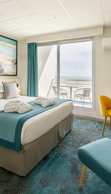 Chambre d'hôtel moderne avec vue mer.